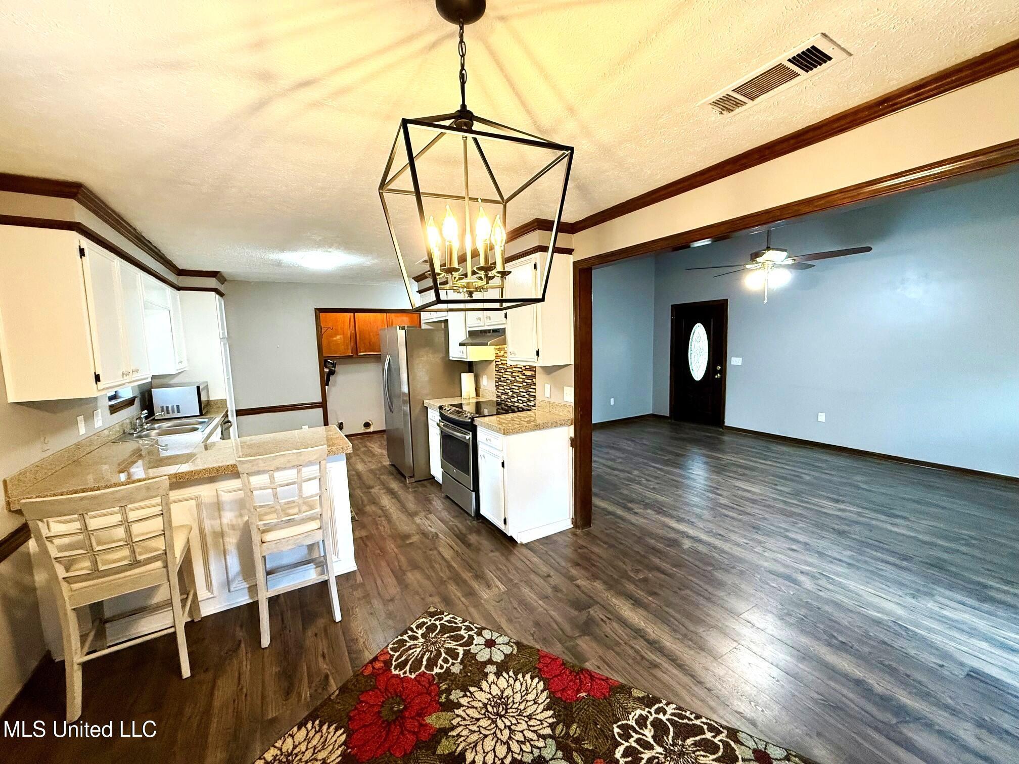 182 Bellegrove Circle Brandon, MS 39047 - Photo 10 of 25 KITCHENLIVINGROOM2