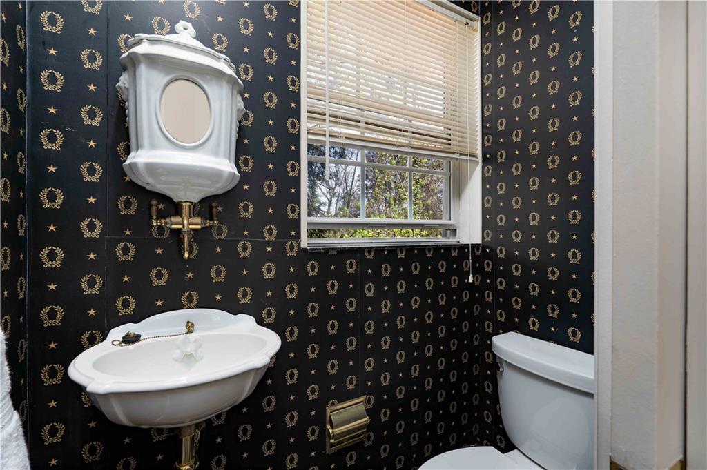 139 Fairfax Road Pittsburgh, PA 15221 - Photo 5 of 25 Gallery Image 5