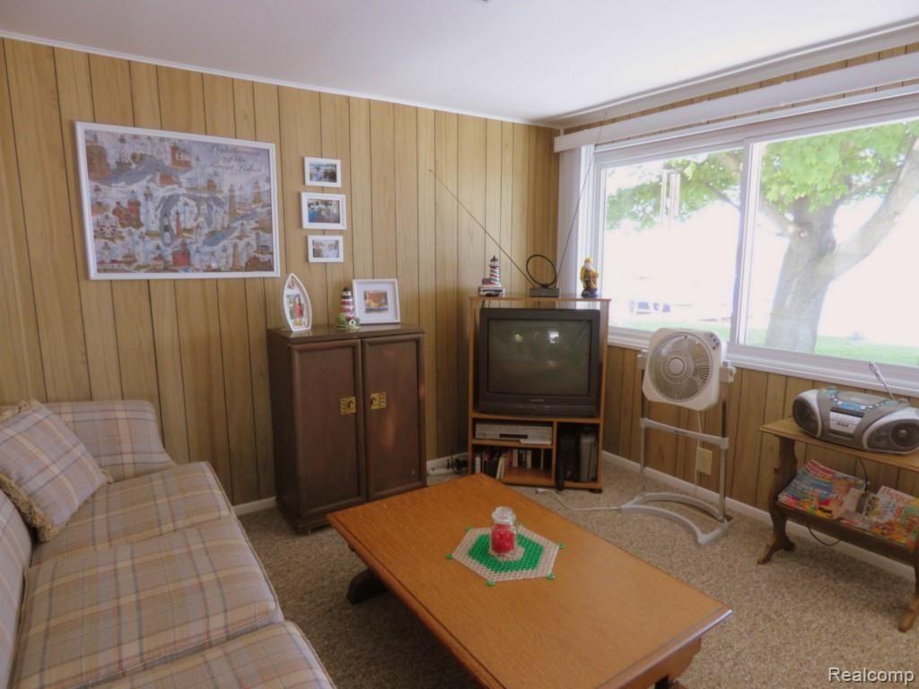 9352 Dexter-Pinckney Road Pinckney, MI 48169 - Photo 10 of 27 9 GREAT ROOM 4.jpg