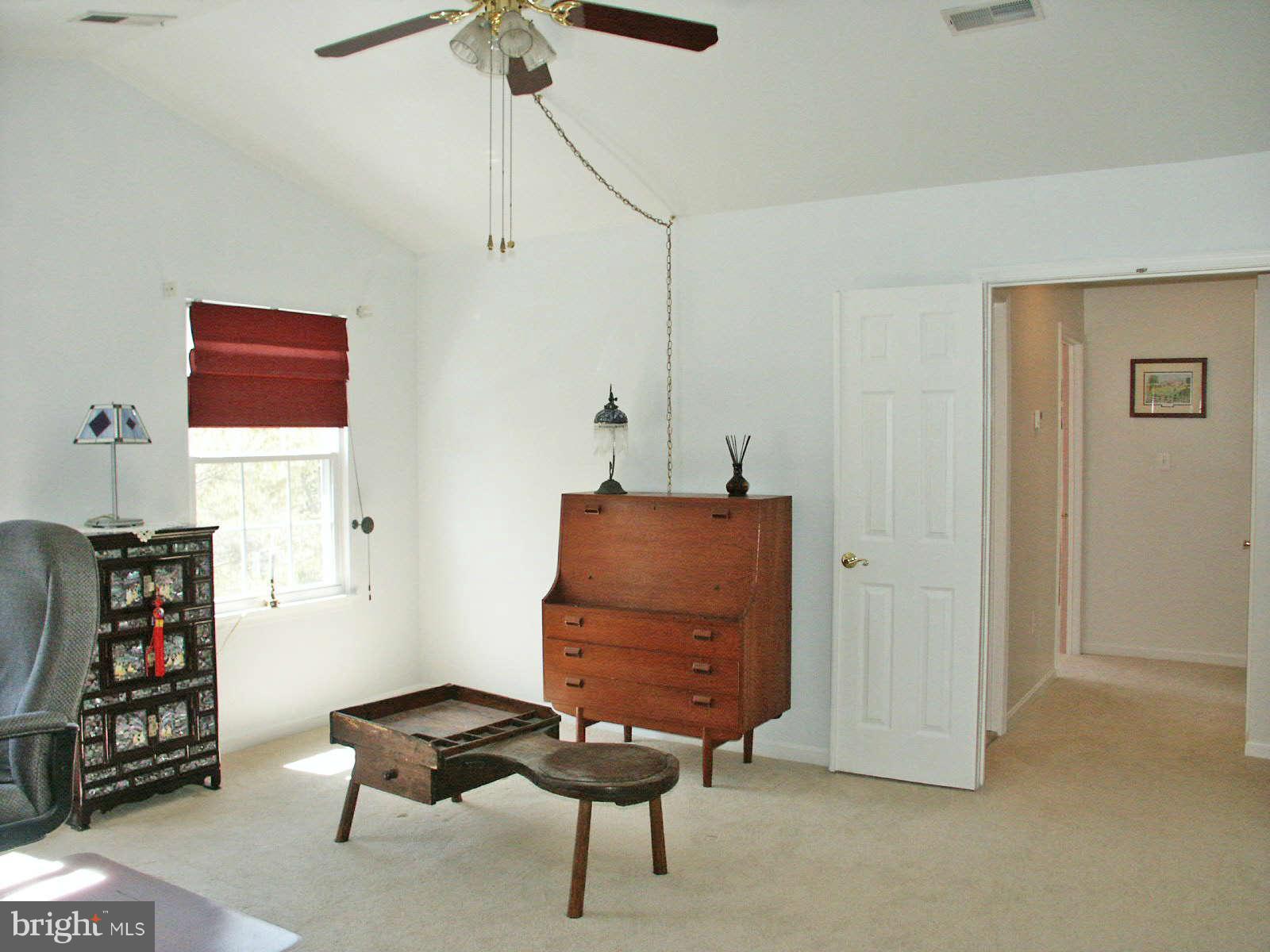 13868 Racine Court Woodbridge, VA 22193 - Photo 10 of 29 a room with furniture and a lamp