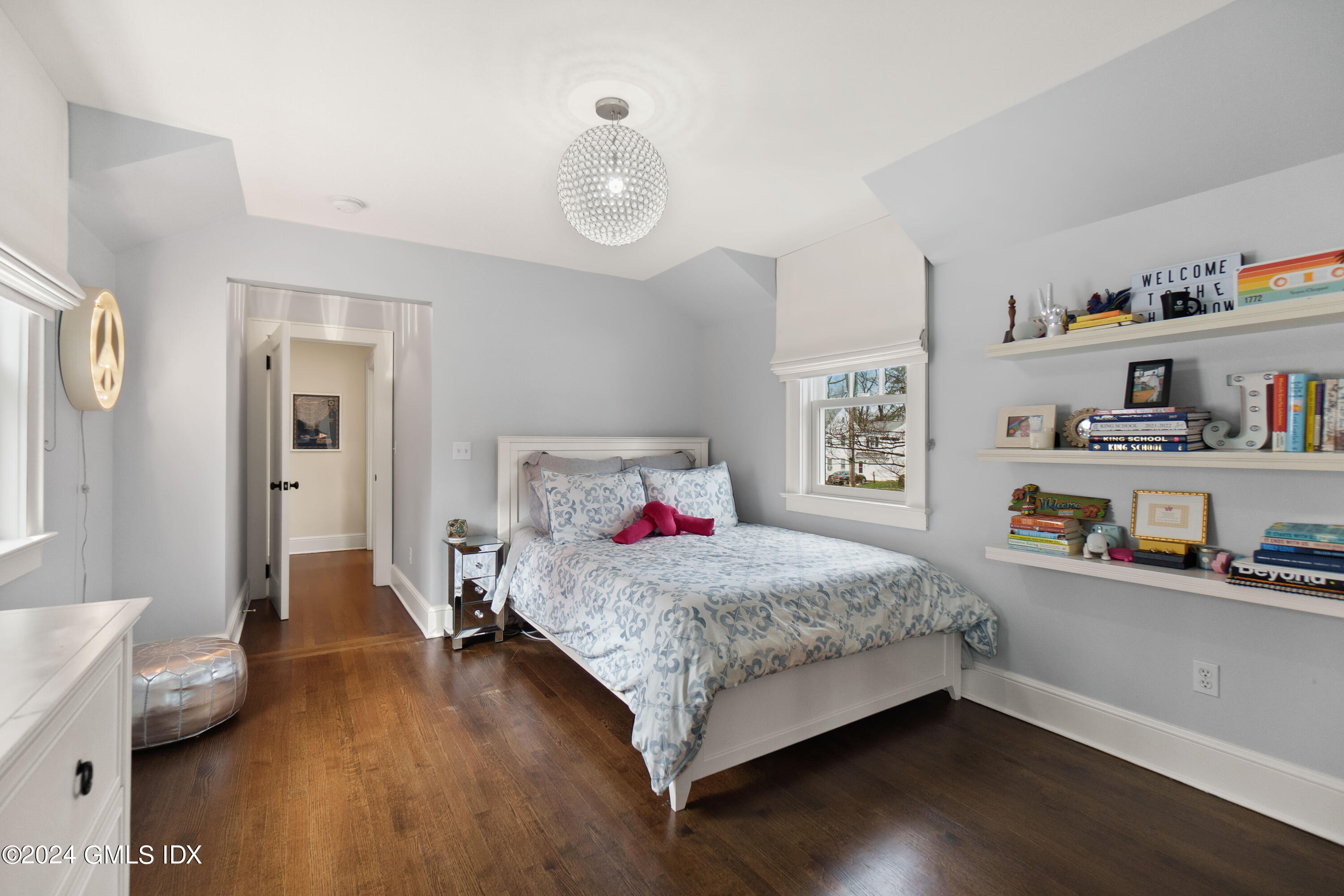 20 Knoll Street Riverside, CT 06878 - Photo 15 of 27 a bedroom with a bed and dresser