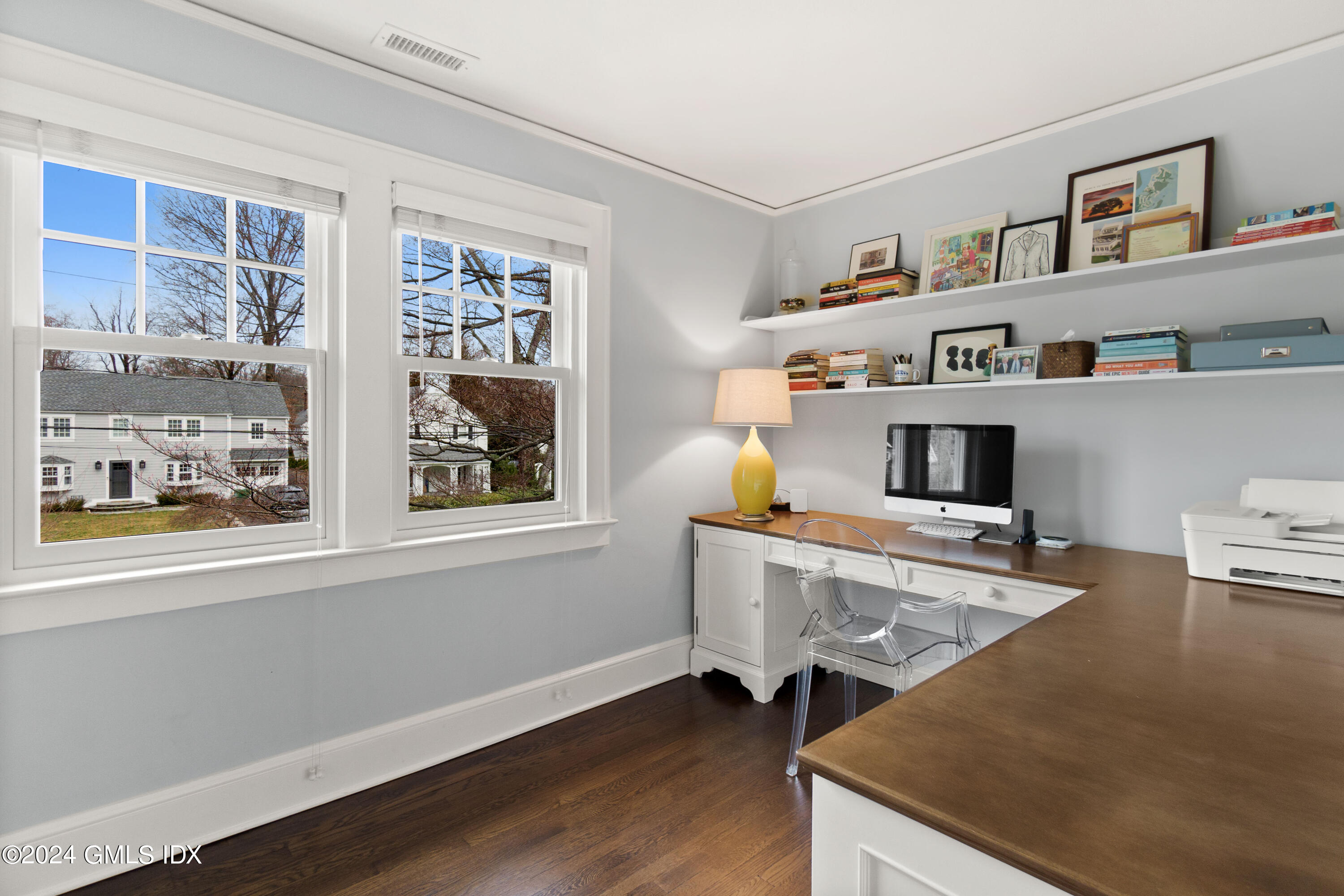 20 Knoll Street Riverside, CT 06878 - Photo 18 of 27 a living room with furniture and a window