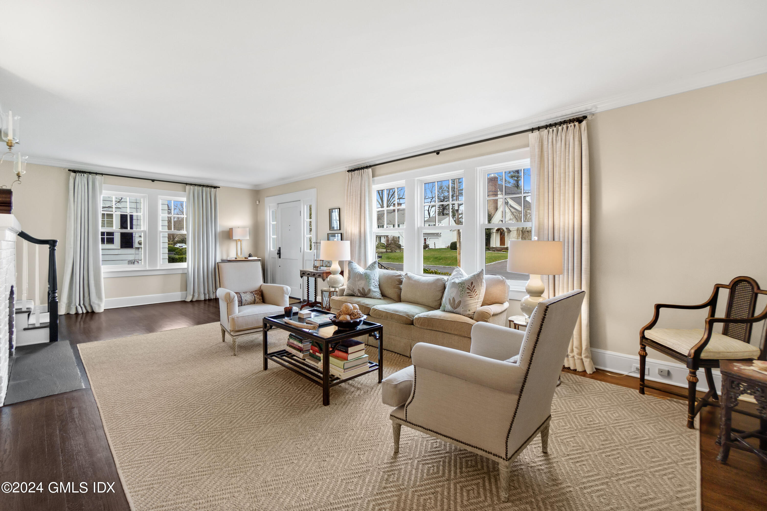 20 Knoll Street Riverside, CT 06878 - Photo 2 of 27 a living room with furniture and a window