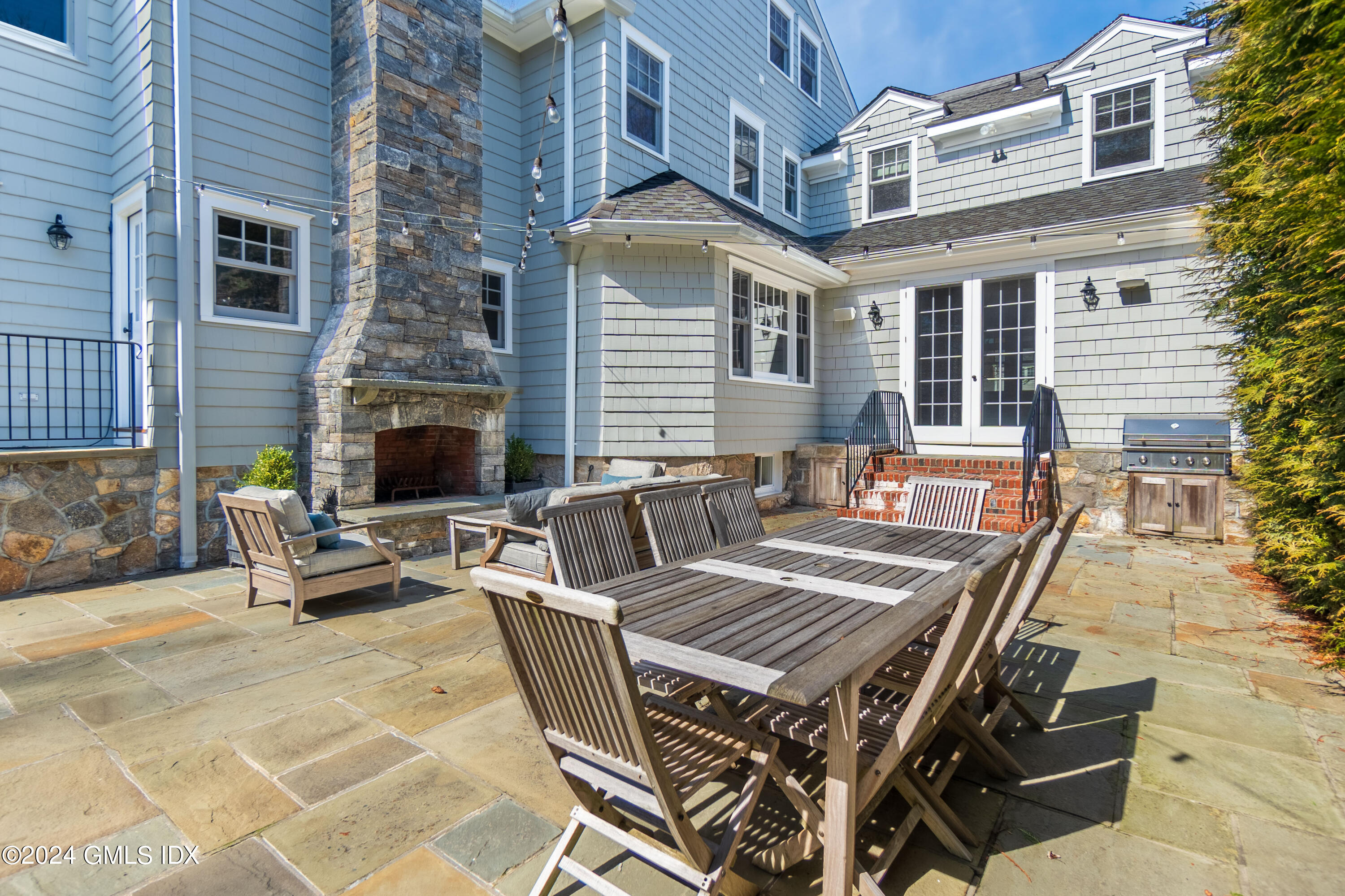 20 Knoll Street Riverside, CT 06878 - Photo 22 of 27 a view of a patio with a table and chairs