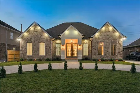 $560,000 | 1105 Lake Frances Drive, Gretna, LA 70056
