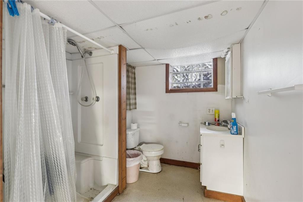 957 Cherry Lane Road Apollo, PA 15613 - Photo 23 of 38 a bathroom with a shower toilet and sink