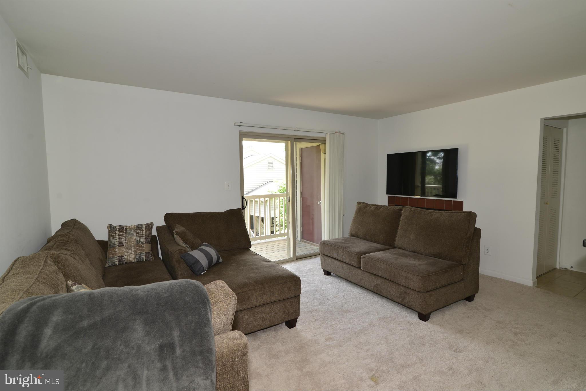 1732 Ascot Way, Unit J Reston, VA 20190 - Photo 4 of 25 Living Room