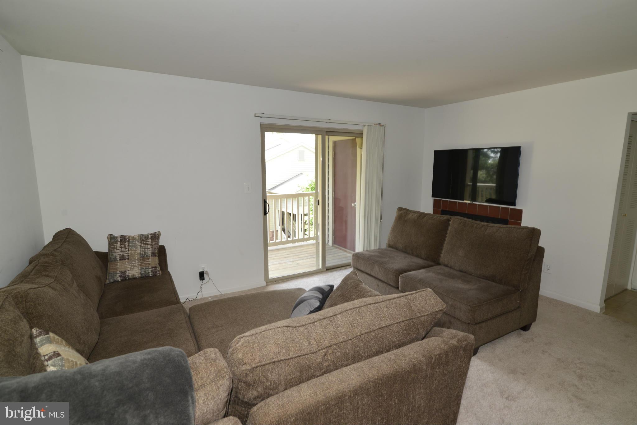 1732 Ascot Way, Unit J Reston, VA 20190 - Photo 5 of 25 Living Room