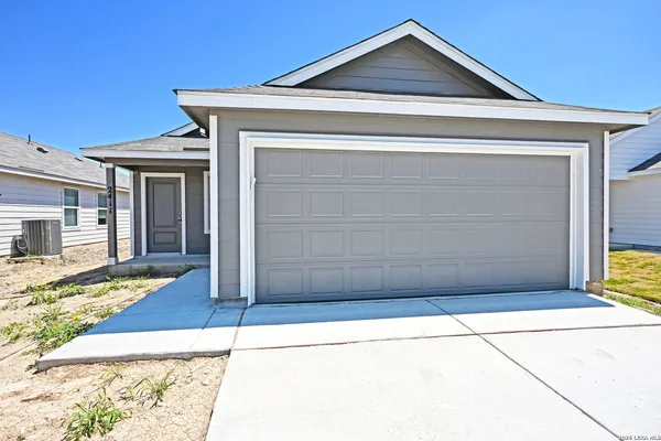$1,595 | 2411 Shady Grove, New Braunfels, TX 78130
