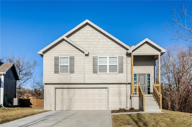 $2,330 | 235 Jenny Lane, Raymore, MO 64083