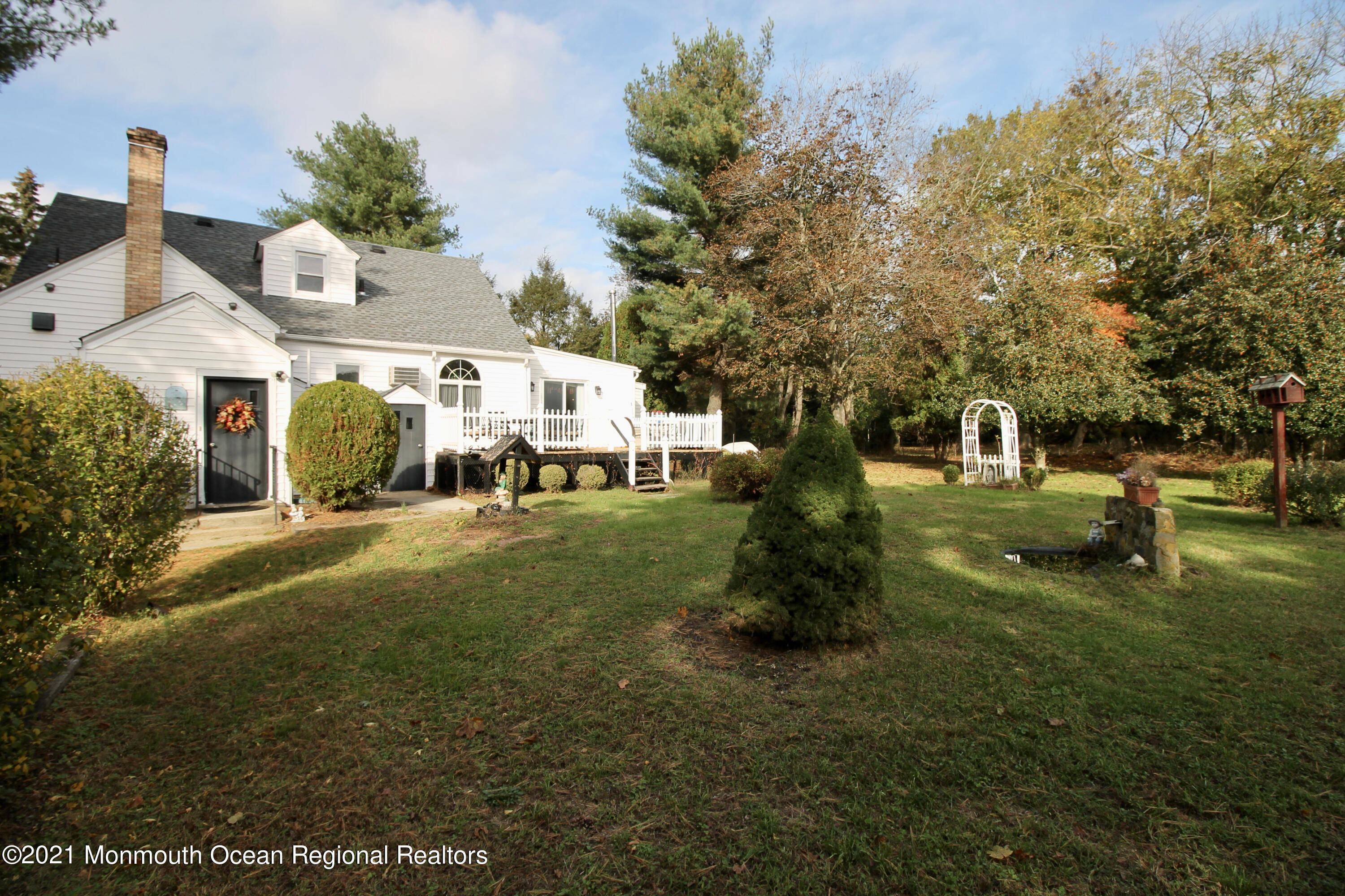195 Bennett Road Freehold, NJ 07728 - Photo 48 of 90 a backyard of a house with lots of green space