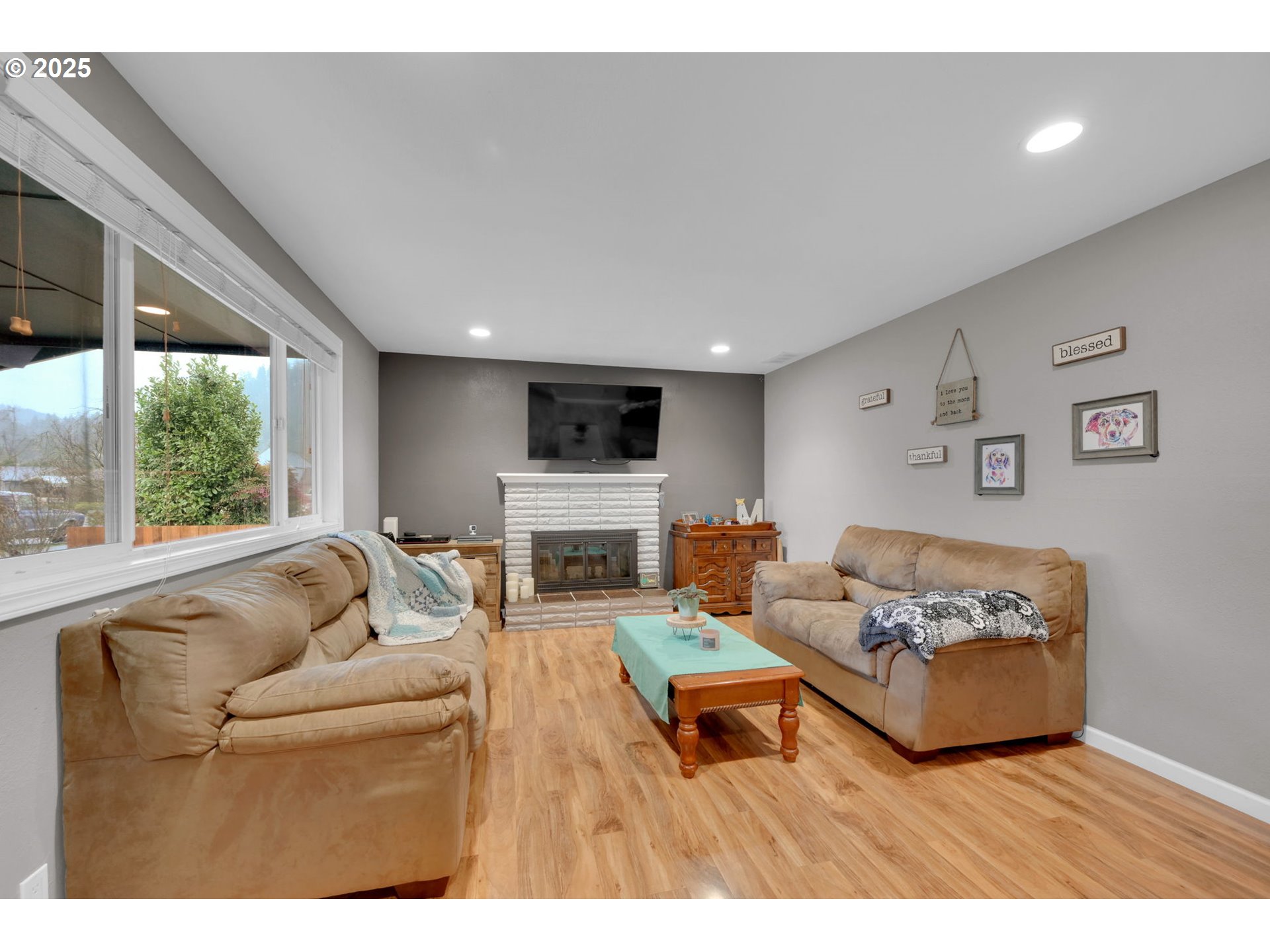 440 63rd Street Springfield, OR 97478 - Photo 7 of 39 a living room with furniture and a large window