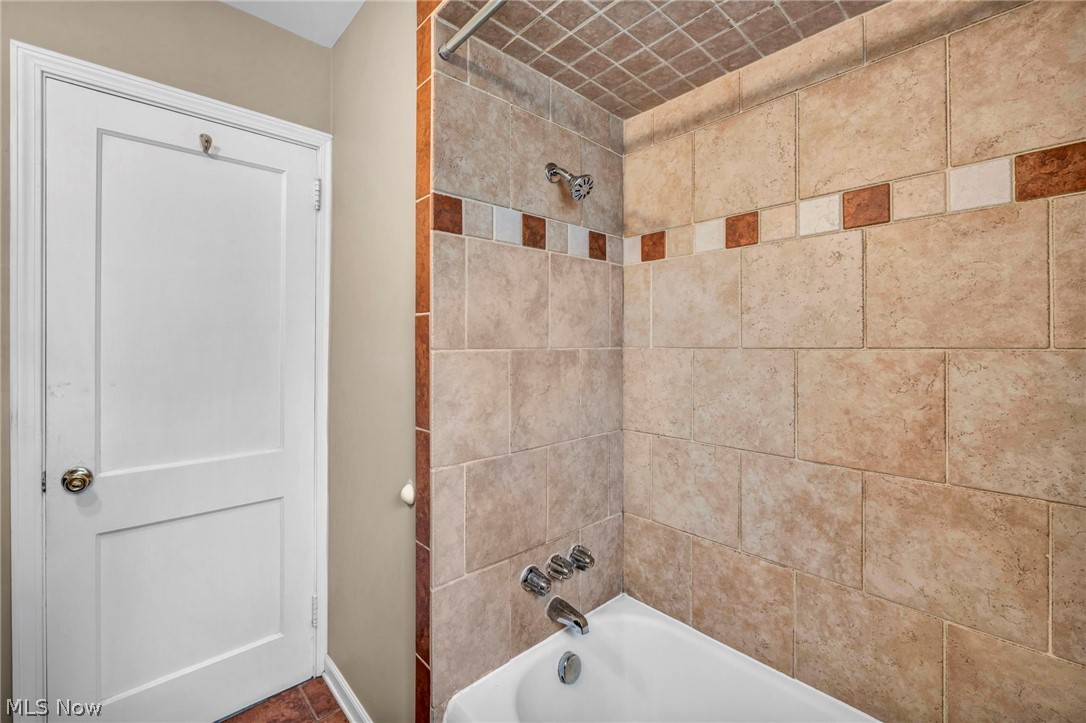 1371 Cranover Road Lyndhurst, OH 44124 - Photo 17 of 28