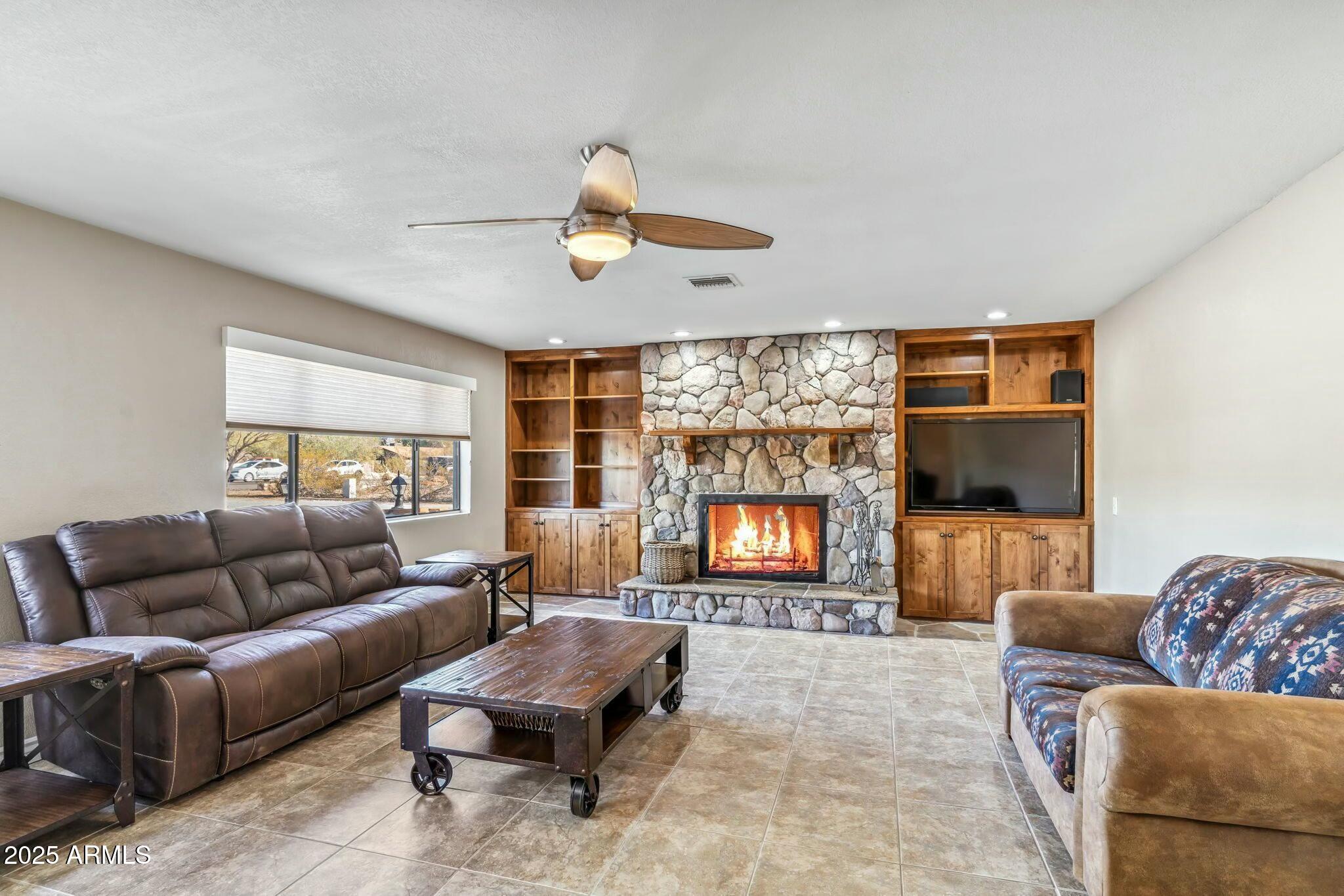 1045 East Cloud Road Phoenix, AZ 85086 - Photo 13 of 67 tempImage8ACVvT
