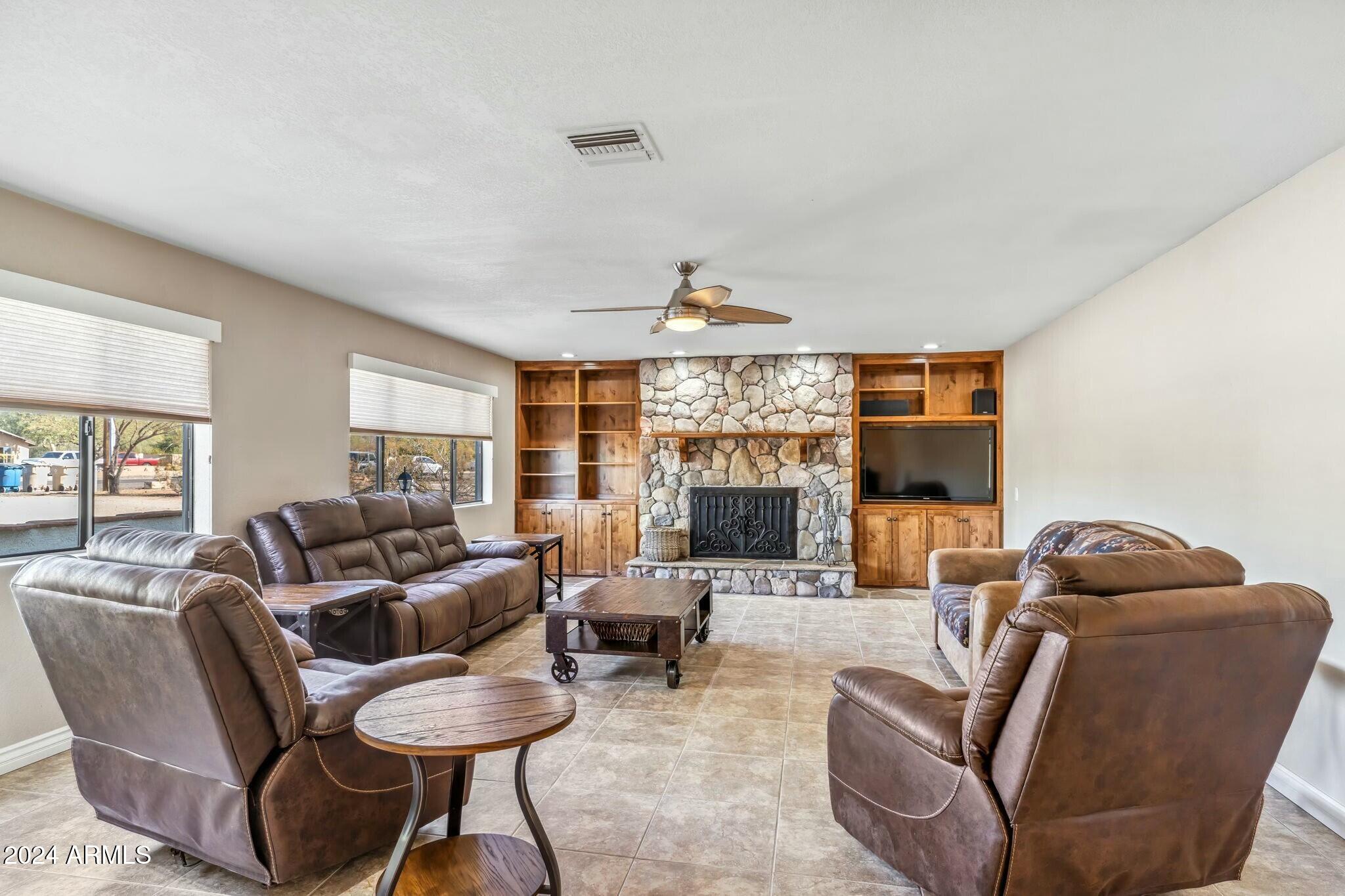 1045 East Cloud Road Phoenix, AZ 85086 - Photo 14 of 67 tempImageqt76vd