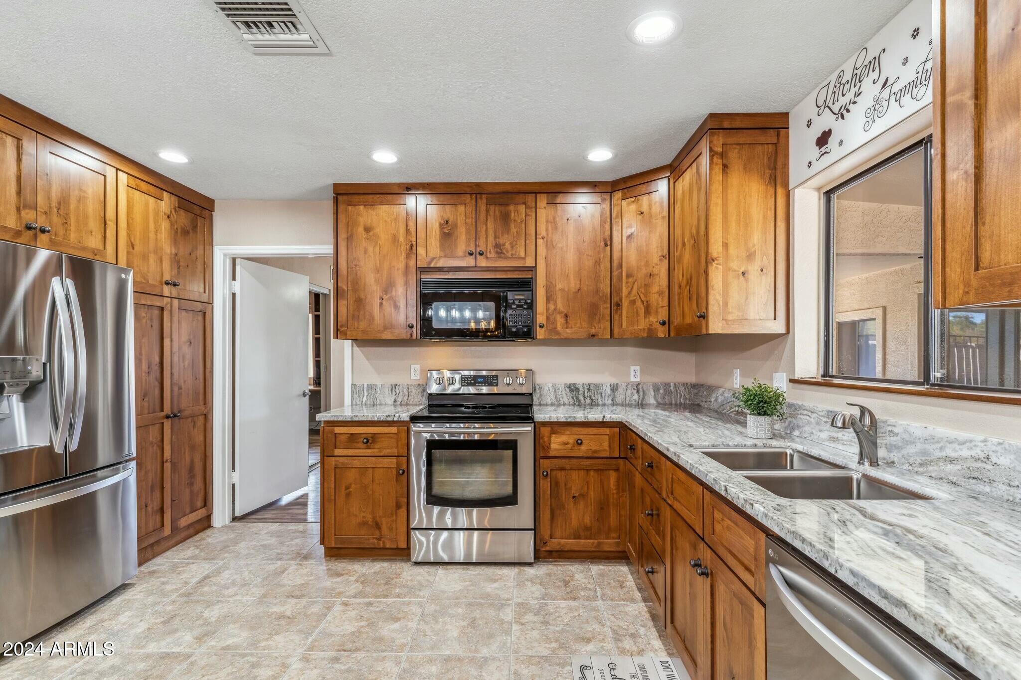 1045 East Cloud Road Phoenix, AZ 85086 - Photo 6 of 67 tempImageuctPlI
