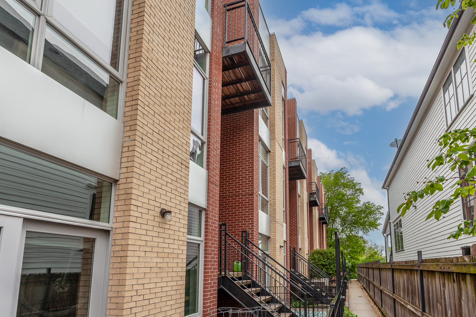 2823 North Oakley Ave Unit K  