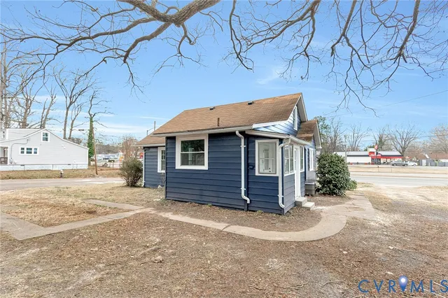 a view of a house with a yard