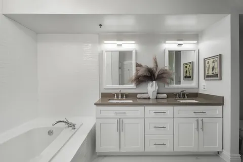 $829,000 | 55 West Delaware Place, Unit 614, Chicago, IL 60610