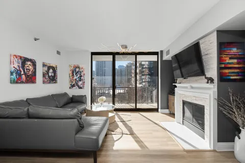 $829,000 | 55 West Delaware Place, Unit 614, Chicago, IL 60610