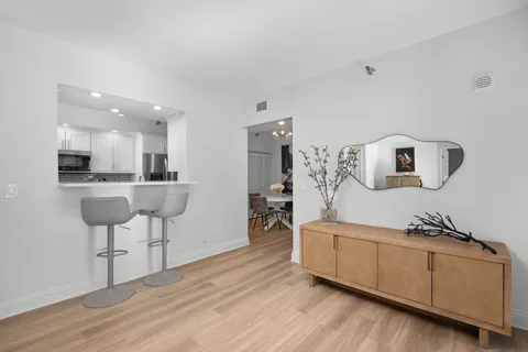 $829,000 | 55 West Delaware Place, Unit 614, Chicago, IL 60610