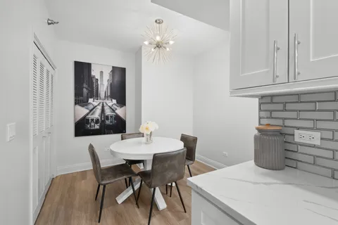 $829,000 | 55 West Delaware Place, Unit 614, Chicago, IL 60610