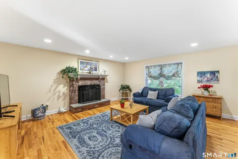 $775,000 | 29 Narragansett Trail, Newtown, CT 06482