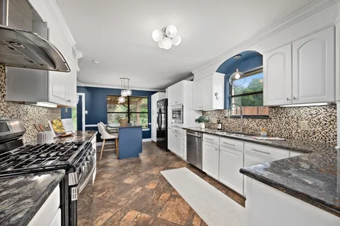 $700,000 | 3908 Valley View, Round Rock, TX 78681