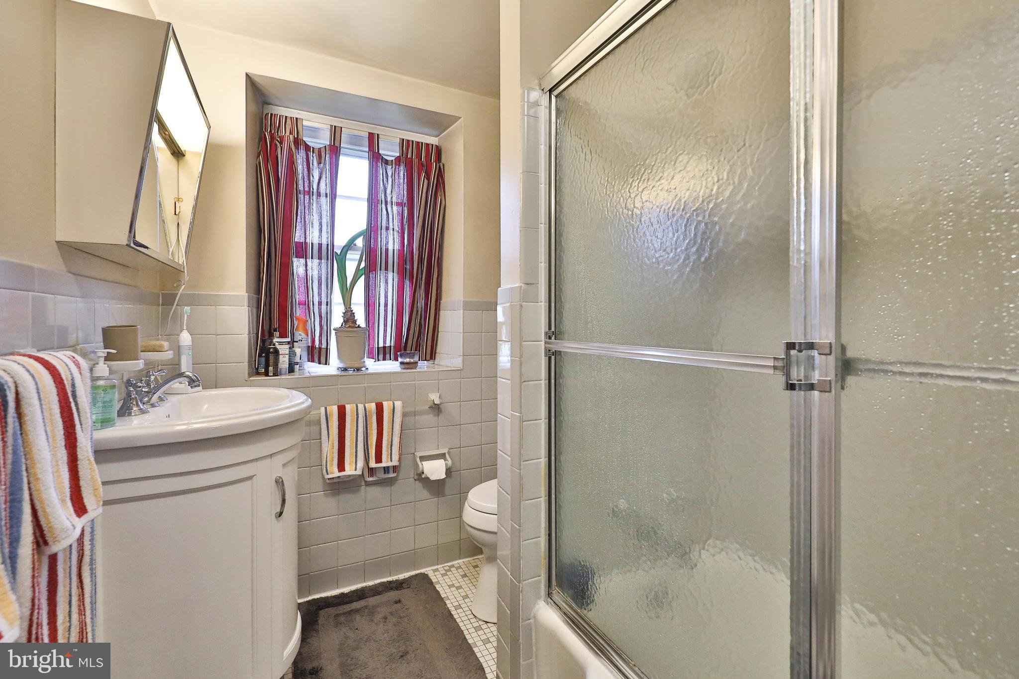 320 South Trooper Road Norristown, PA 19403 - Photo 28 of 50 Full bath