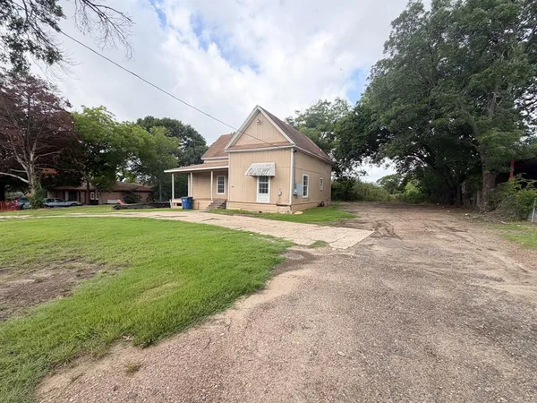 $1,650 | 1309 North Clay Street, Ennis, TX 75119