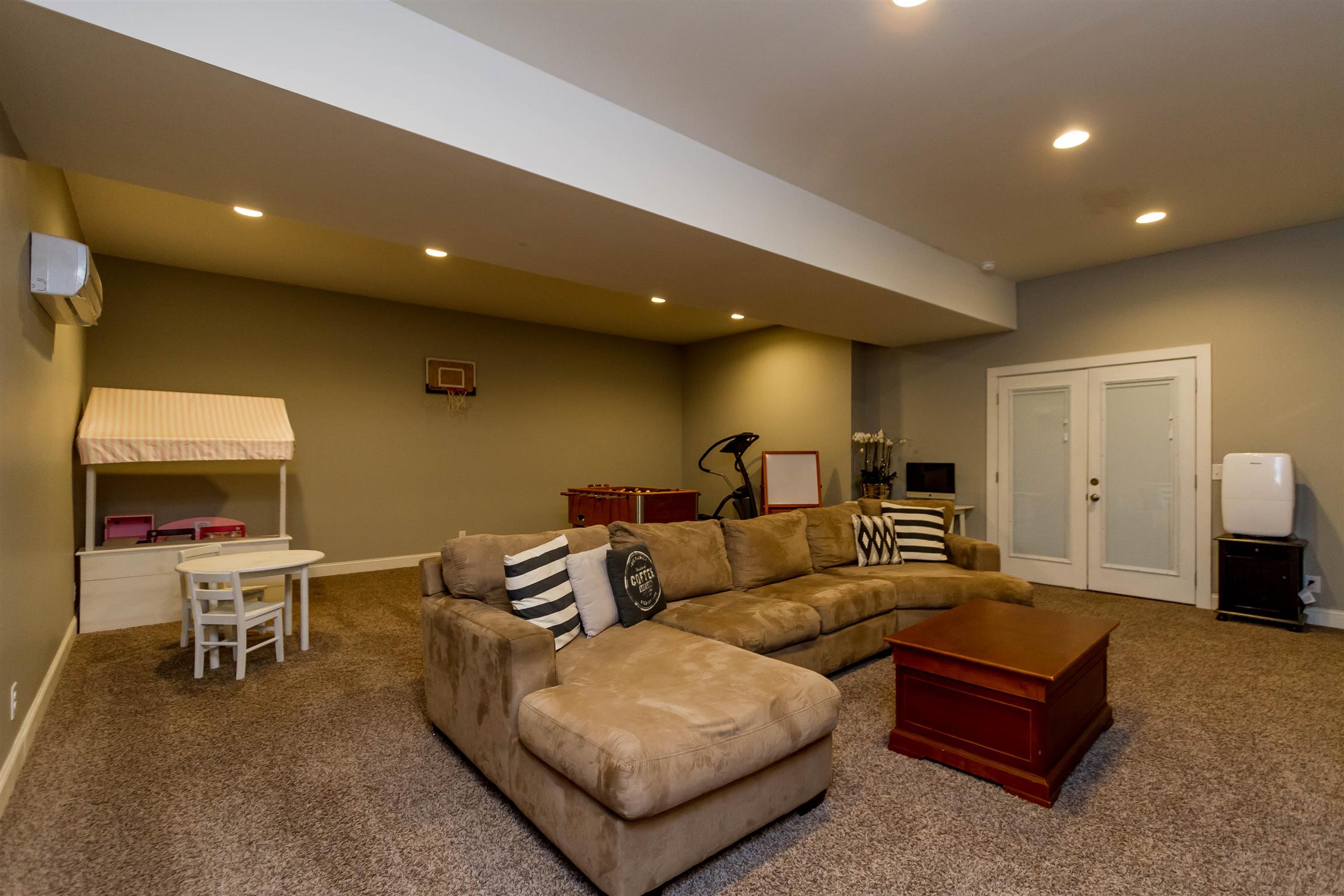 5488 Roy Pitt Road Springfield, TN 37172 - Photo 22 of 27 a living room with furniture