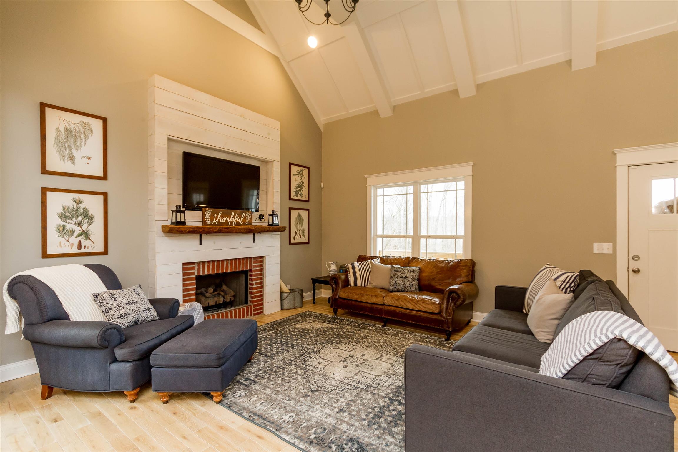 5488 Roy Pitt Road Springfield, TN 37172 - Photo 9 of 27 a living room with furniture flat screen tv and a fireplace