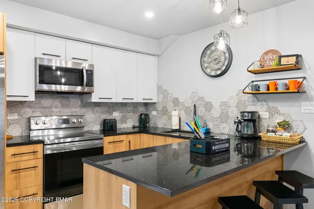 $715,000 | 149 Pineknoll Drive, Lake Harmony, PA 18624