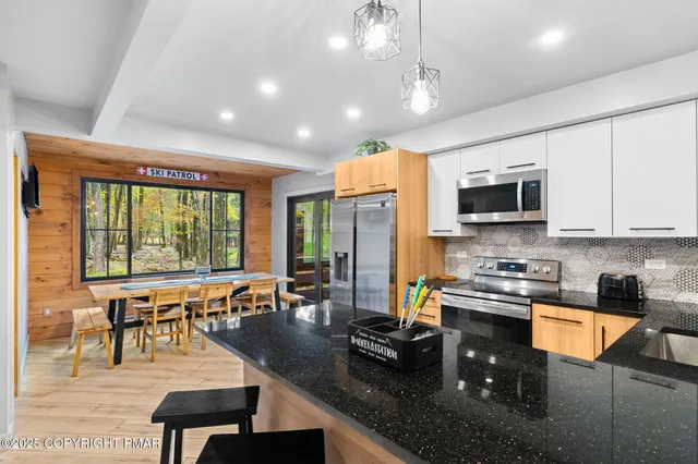 $715,000 | 149 Pineknoll Drive, Lake Harmony, PA 18624