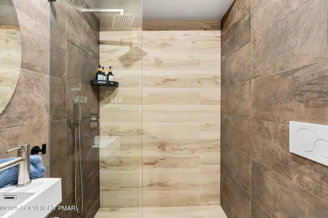 $715,000 | 149 Pineknoll Drive, Lake Harmony, PA 18624