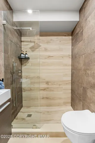 $715,000 | 149 Pineknoll Drive, Lake Harmony, PA 18624