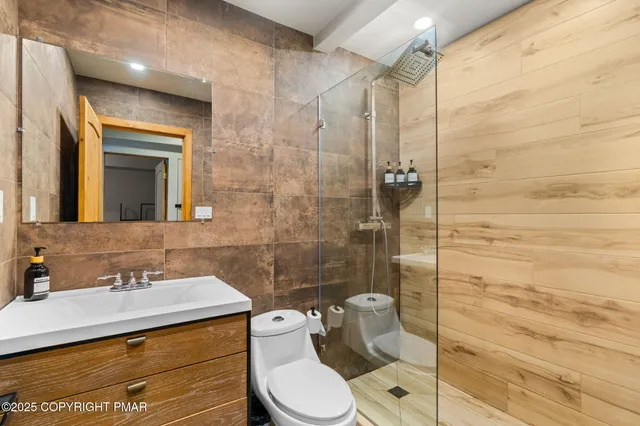 $715,000 | 149 Pineknoll Drive, Lake Harmony, PA 18624