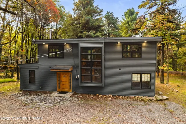 $715,000 | 149 Pineknoll Drive, Lake Harmony, PA 18624