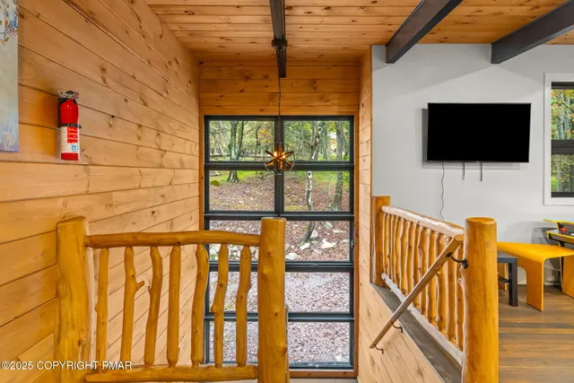 $715,000 | 149 Pineknoll Drive, Lake Harmony, PA 18624