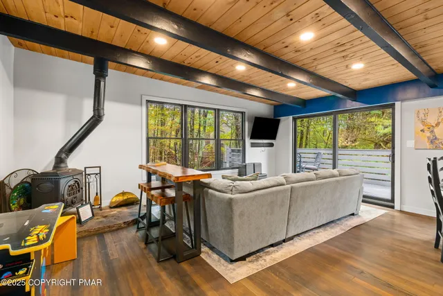 $715,000 | 149 Pineknoll Drive, Lake Harmony, PA 18624