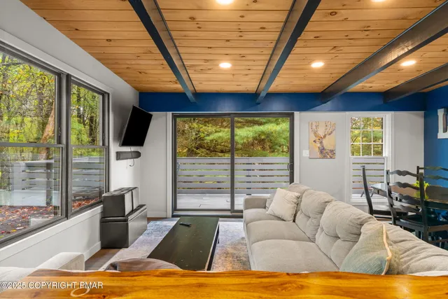 $715,000 | 149 Pineknoll Drive, Lake Harmony, PA 18624