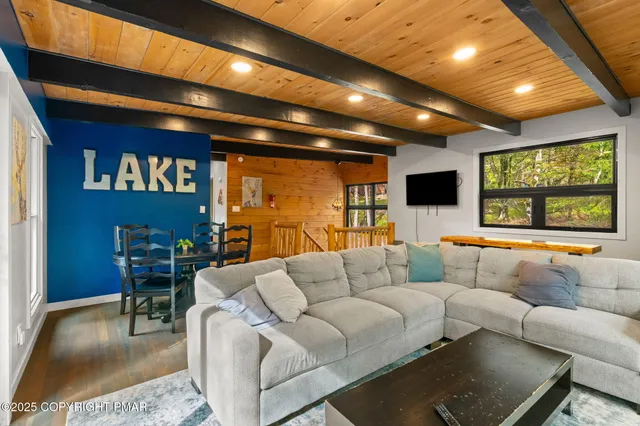 $715,000 | 149 Pineknoll Drive, Lake Harmony, PA 18624