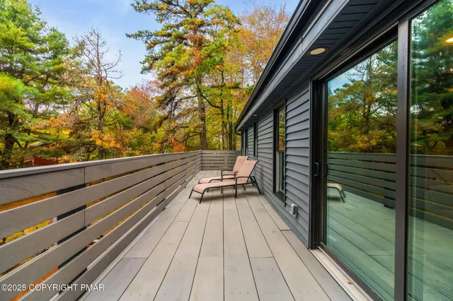 $715,000 | 149 Pineknoll Drive, Lake Harmony, PA 18624