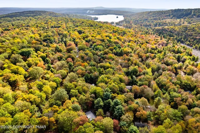 $715,000 | 149 Pineknoll Drive, Lake Harmony, PA 18624