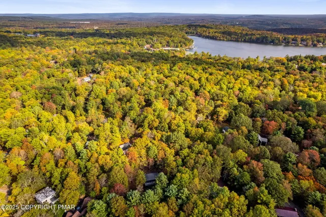 $715,000 | 149 Pineknoll Drive, Lake Harmony, PA 18624