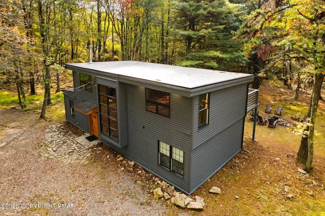 $715,000 | 149 Pineknoll Drive, Lake Harmony, PA 18624