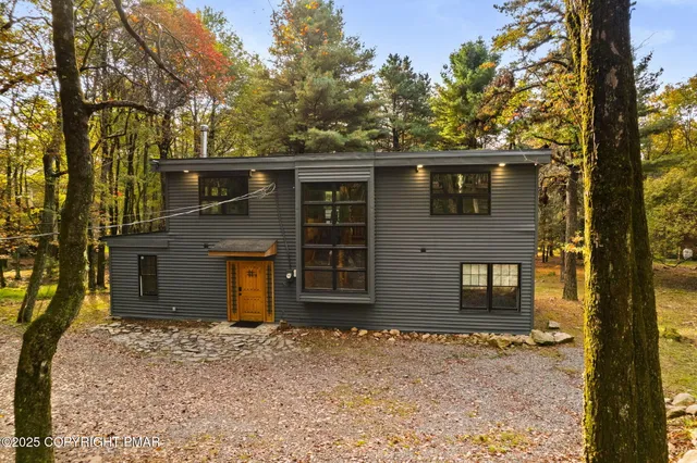 $715,000 | 149 Pineknoll Drive, Lake Harmony, PA 18624