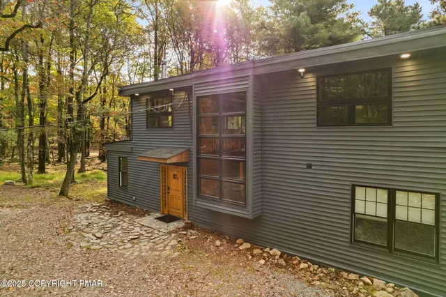 $715,000 | 149 Pineknoll Drive, Lake Harmony, PA 18624
