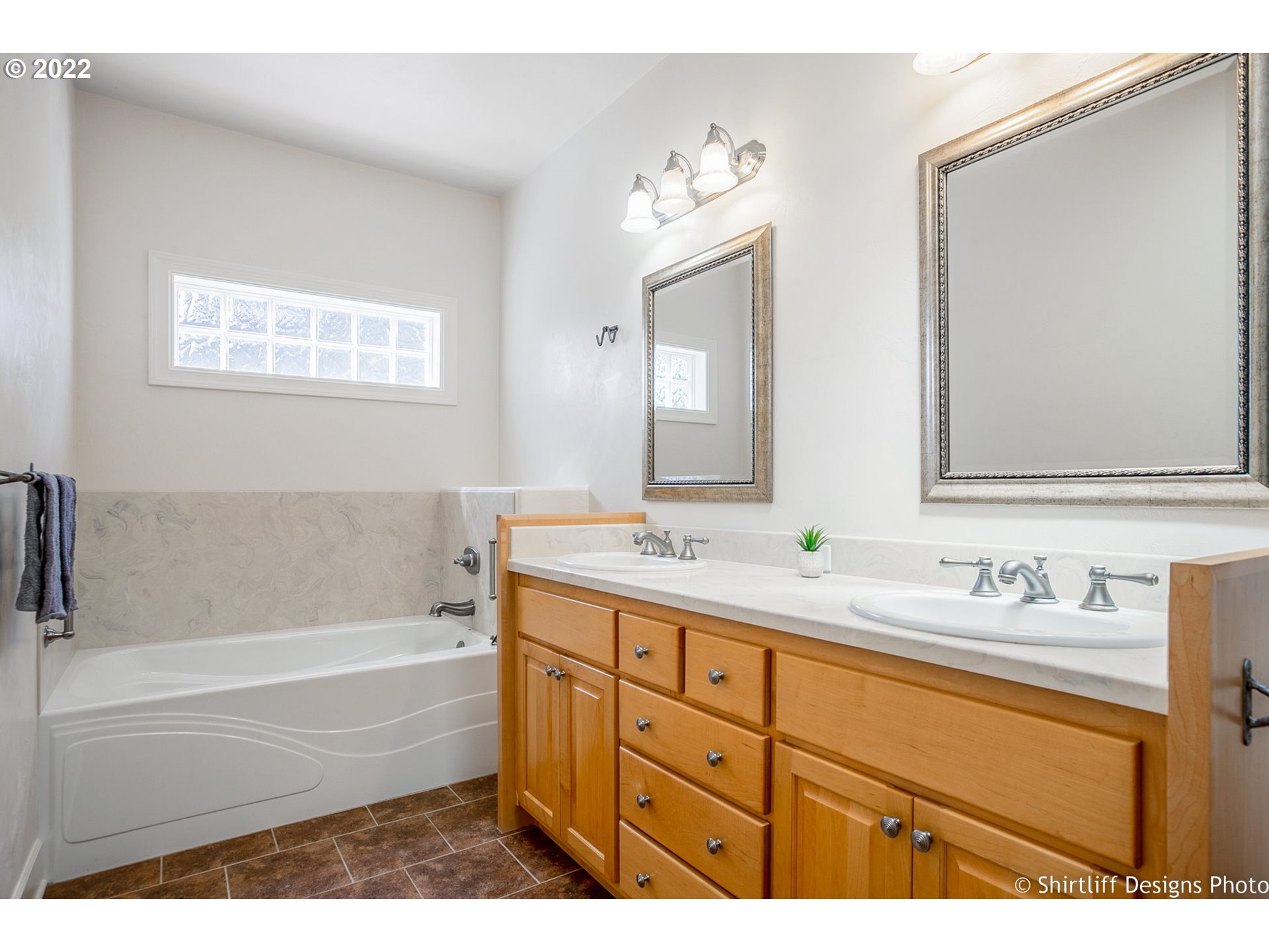 821 River Knoll Way Springfield, OR 97477 - Photo 18 of 29 Owner's Suite Bathroom