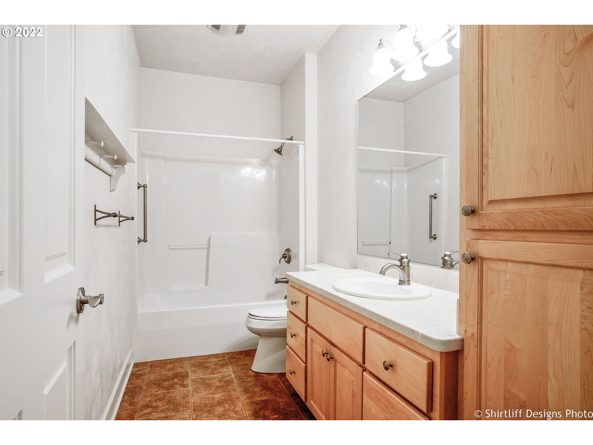 821 River Knoll Way Springfield, OR 97477 - Photo 21 of 29 Bathroom